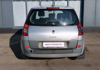 Подержанный автомобиль Renault Scenic 2006 года (8 фото)