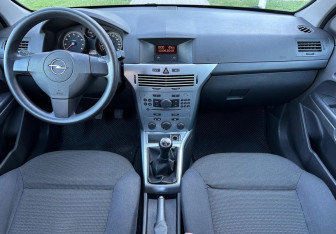 Подержанный автомобиль Opel Astra Sedan 2010 года (11 фото)