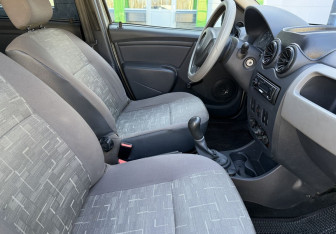 Подержанный автомобиль Renault Logan Sedan 2014 года (10 фото)