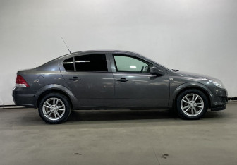 Подержанный автомобиль Opel Astra Sedan 2011 года (4 фото)