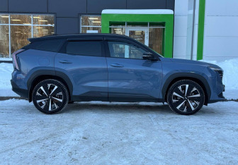 Подержанный автомобиль Geely Atlas 2023 года (8 фото)