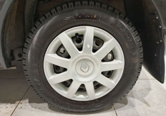 Подержанный автомобиль Renault Sandero 2012 года (15 фото)