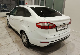 Подержанный автомобиль Ford Fiesta Sedan 2016 года (8 фото)
