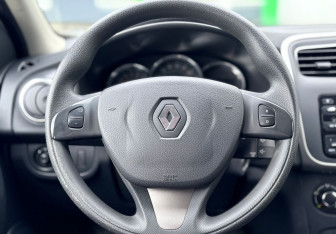 Подержанный автомобиль Renault Sandero 2018 года (12 фото)