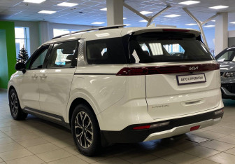 Подержанный автомобиль Kia Carnival 2023 года (7 фото)
