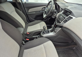 Подержанный автомобиль Chevrolet Cruze Sedan 2012 года (10 фото)