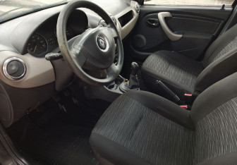 Подержанный автомобиль Renault Logan Sedan 2010 года (11 фото)