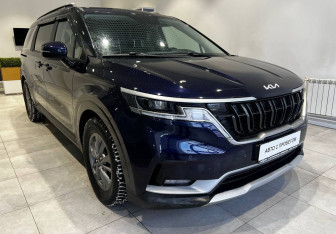 Подержанный автомобиль Kia Carnival 2021 года (3 фото)