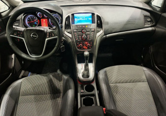 Подержанный автомобиль Opel Astra Hatchback 2011 года (13 фото)