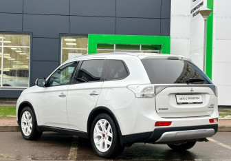Подержанный автомобиль Mitsubishi Outlander 2014 года (7 фото)