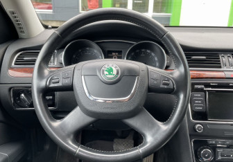Подержанный автомобиль Skoda Superb Liftback 2012 года (16 фото)
