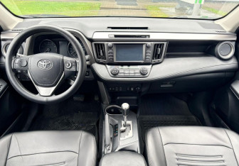 Подержанный автомобиль Toyota RAV4 2016 года (11 фото)