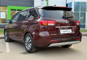 Подержанный автомобиль Kia Carnival 2015 года (7 фото)