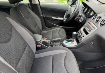 Подержанный автомобиль Peugeot 408 2014 года (10 фото)