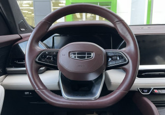 Подержанный автомобиль Geely Monjaro 2022 года (13 фото)