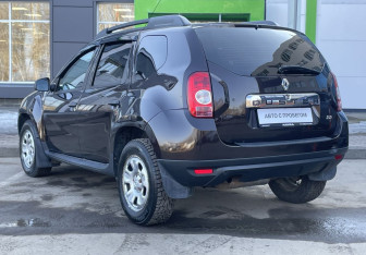 Подержанный автомобиль Renault Duster 2014 года (7 фото)