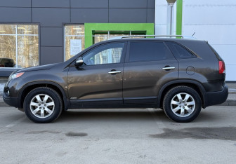 Подержанный автомобиль Kia Sorento 2009 года (8 фото)