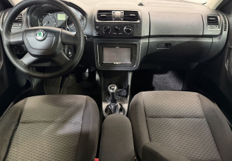 Подержанный автомобиль Skoda Fabia Hatchback 2011 года (9 фото)