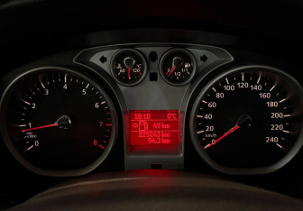 Подержанный автомобиль Ford Focus Wagon 2010 года (12 фото)