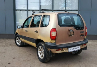 Подержанный автомобиль Chevrolet Niva 2004 года (5 фото)