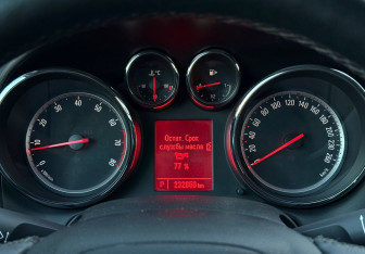 Подержанный автомобиль Opel Astra Sedan 2013 года (12 фото)