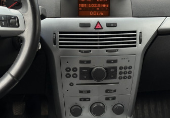 Подержанный автомобиль Opel Astra Wagon 2012 года (13 фото)
