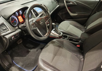 Подержанный автомобиль Opel Astra Hatchback 2011 года (11 фото)