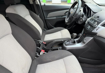 Подержанный автомобиль Chevrolet Cruze Hatchback 2013 года (10 фото)