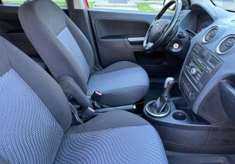 Подержанный автомобиль Ford Fusion 2006 года (10 фото)