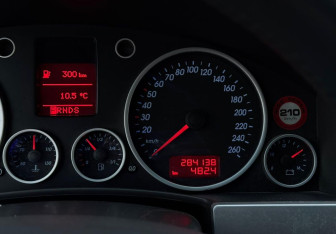 Подержанный автомобиль Volkswagen Touareg 2004 года (12 фото)