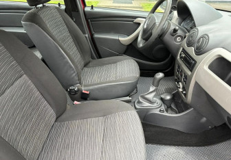 Подержанный автомобиль Renault Logan Sedan 2011 года (10 фото)