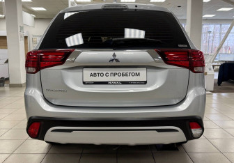 Подержанный автомобиль Mitsubishi Outlander 2021 года (6 фото)