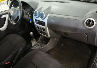 Подержанный автомобиль Renault Sandero 2012 года (11 фото)