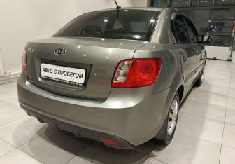 Подержанный автомобиль Kia Rio Sedan 2010 года (7 фото)