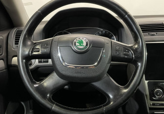 Подержанный автомобиль Skoda Octavia Liftback 2011 года (13 фото)