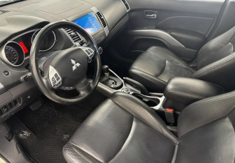 Подержанный автомобиль Mitsubishi Outlander 2007 года (10 фото)