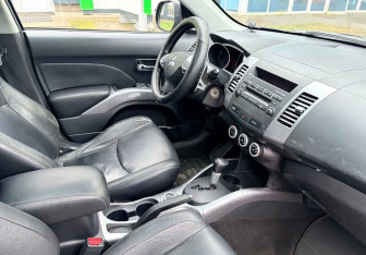 Подержанный автомобиль Mitsubishi Outlander 2007 года (9 фото)