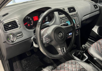 Подержанный автомобиль Volkswagen Polo Sedan 2013 года (12 фото)