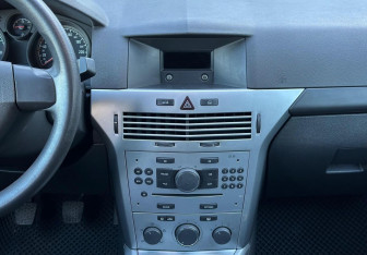 Подержанный автомобиль Opel Astra Sedan 2010 года (13 фото)