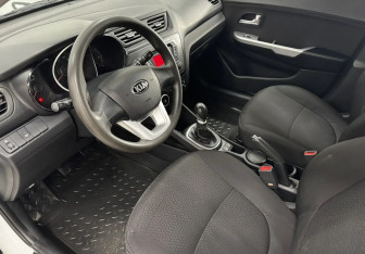 Подержанный автомобиль Kia Rio Hatchback 2013 года (9 фото)
