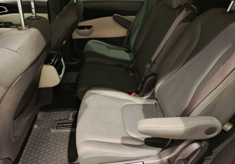 Подержанный автомобиль Kia Carnival 2021 года (17 фото)