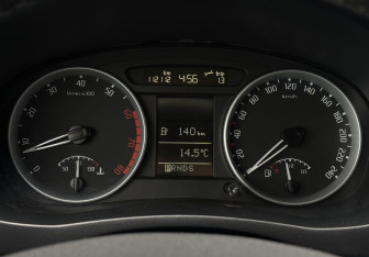 Подержанный автомобиль Skoda Fabia Hatchback 2010 года (12 фото)