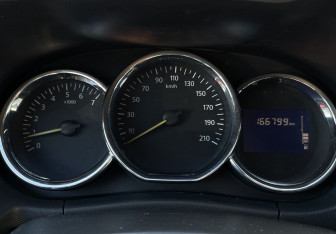 Подержанный автомобиль Renault Duster 2016 года (10 фото)