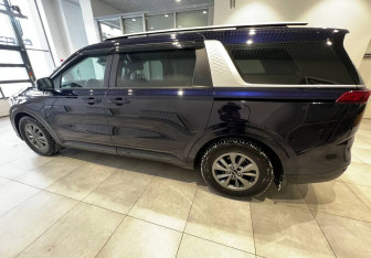 Подержанный автомобиль Kia Carnival 2021 года (4 фото)