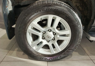 Подержанный автомобиль Toyota Land Cruiser Prado 2010 года (9 фото)