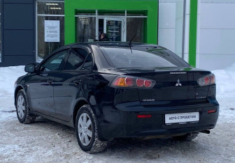 Подержанный автомобиль Mitsubishi Lancer Sedan 2010 года (7 фото)