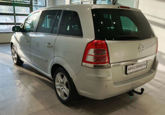 Подержанный автомобиль Opel Zafira Compactvan 2011 года (7 фото)