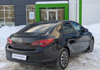 Подержанный автомобиль Opel Astra Sedan 2012 года (5 фото)
