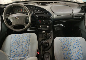 Подержанный автомобиль Chevrolet Niva 2004 года (9 фото)