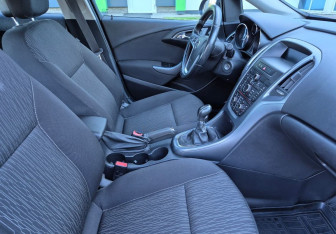 Подержанный автомобиль Opel Astra Hatchback 2014 года (9 фото)